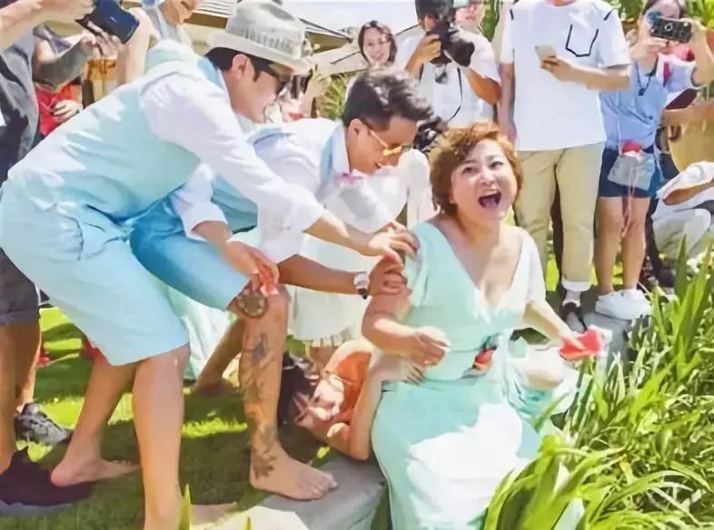 就不能好好结个婚吗？新郎被人用胶带绑路灯杆上泼调料，为啥？