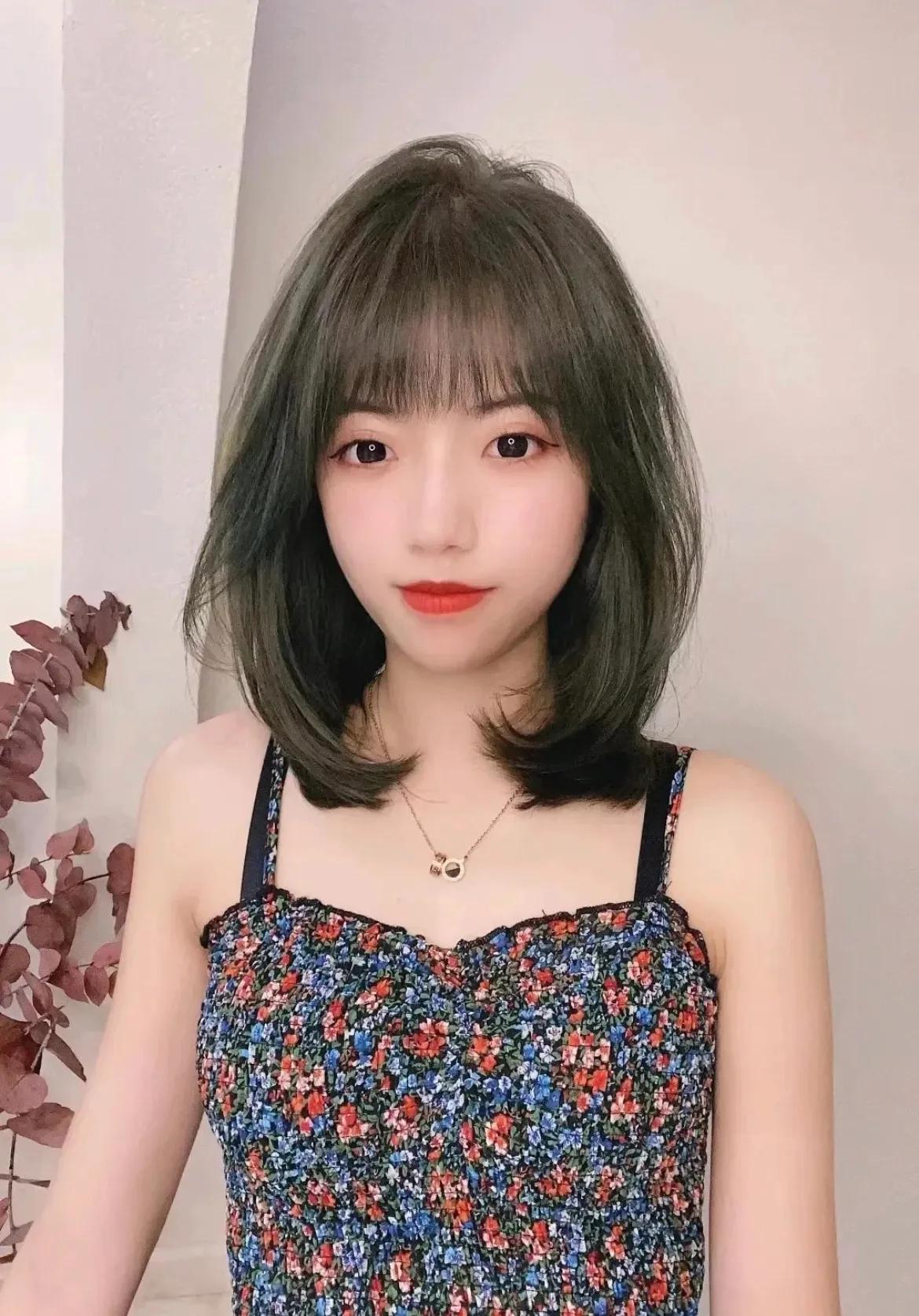 适合小脸的烫发中短发夏季,这个季节最流行的短烫发