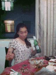 搞笑gif趣图姑娘有话好好说别动手,开心一刻gif搞笑动图