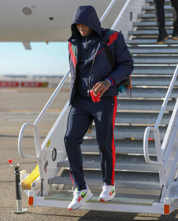 火箭抵达盐湖城，别人都穿羽绒服，保罗不冷吗？卡佩拉最搞笑