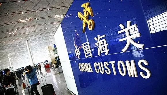 钻戒藏鞋子里！一女子“血拼”回来，被判刑18个月