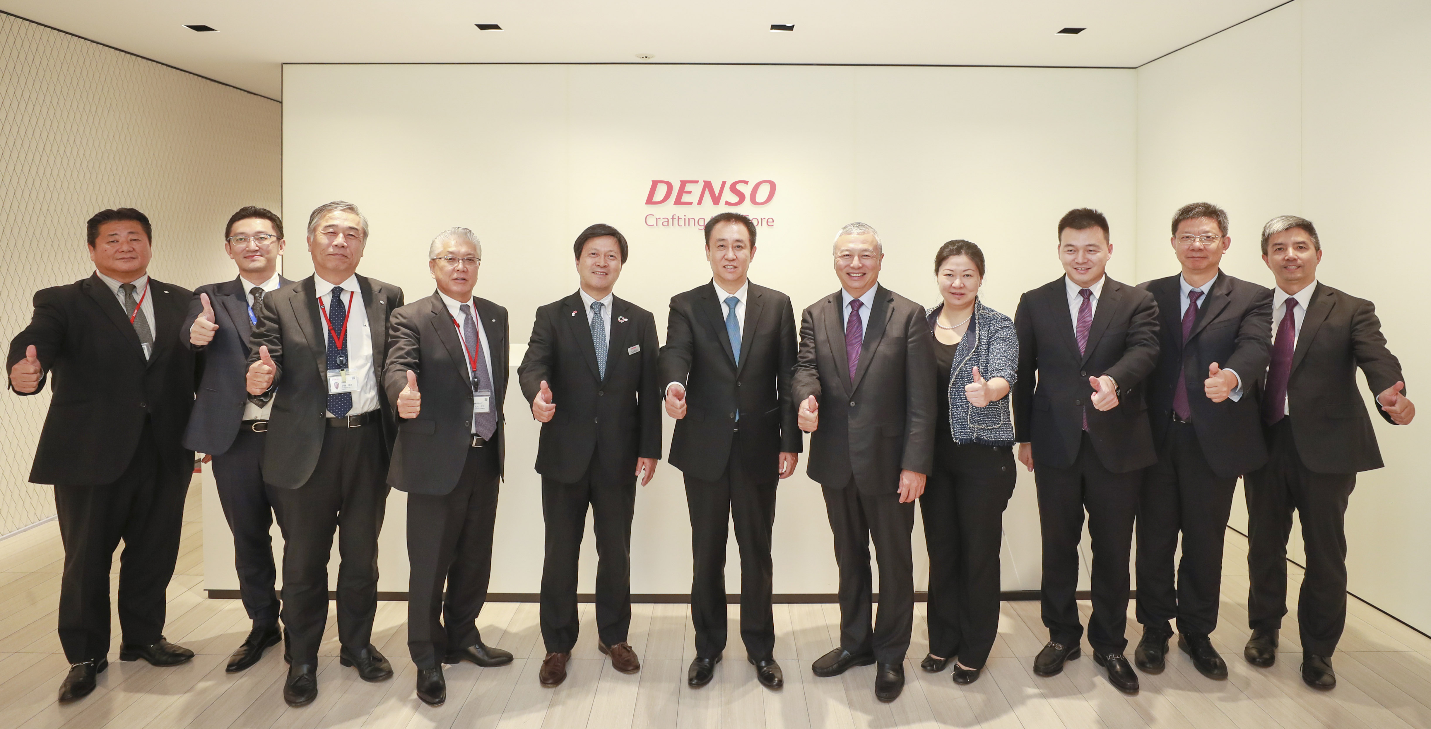 许家印为什么要造汽车,许家印考察世界顶级汽车