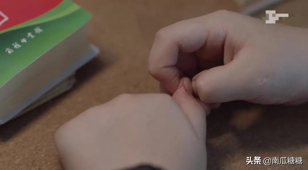 孩子抠指甲是缺什么,孩子抠手是缺什么维生素