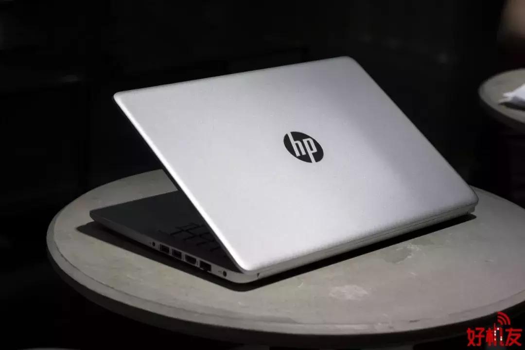 来面试的小姐姐拿出了一款新版笔记本，我去了解了一下……