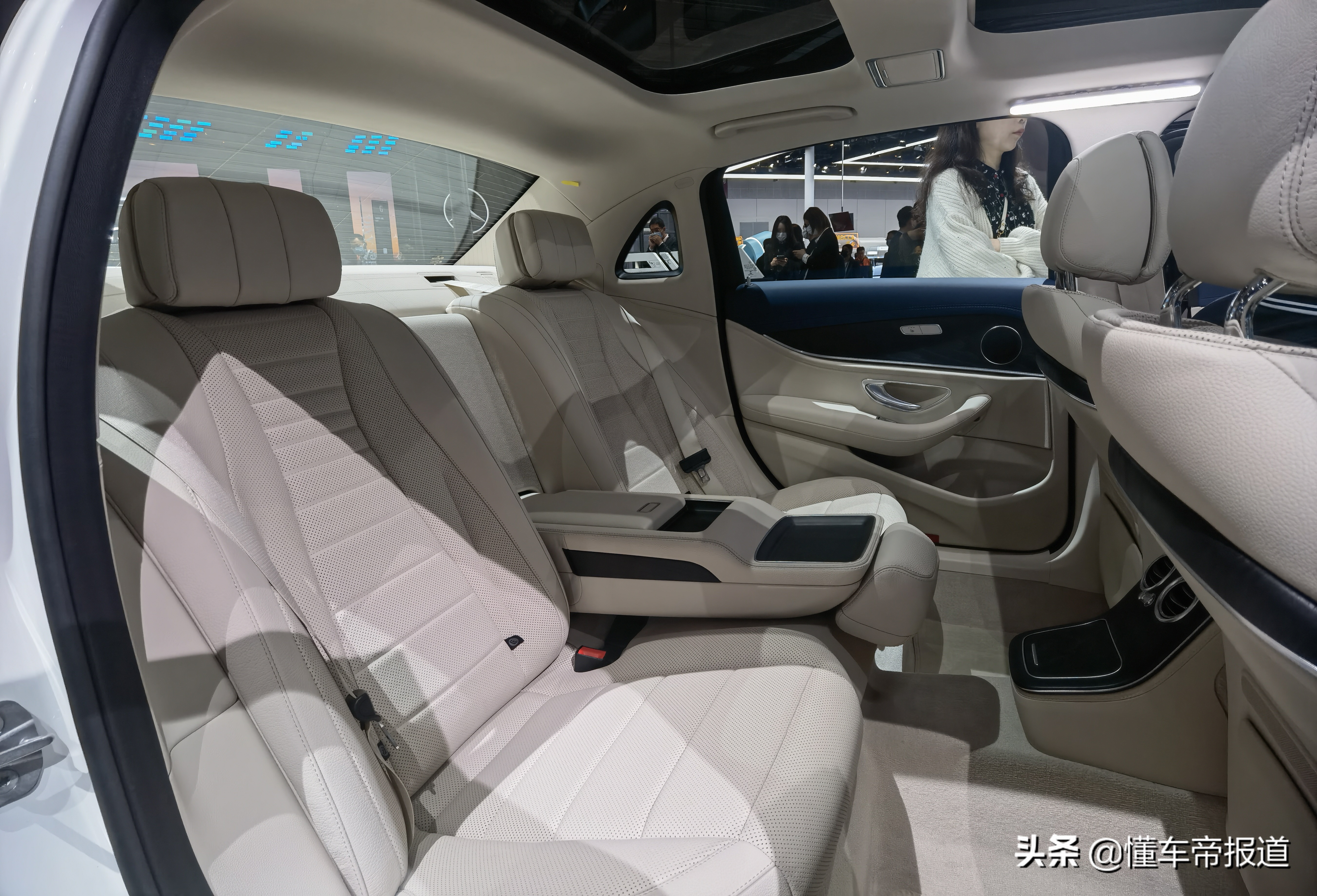 新款奔驰e裸车价,新车奔驰e级300落地价