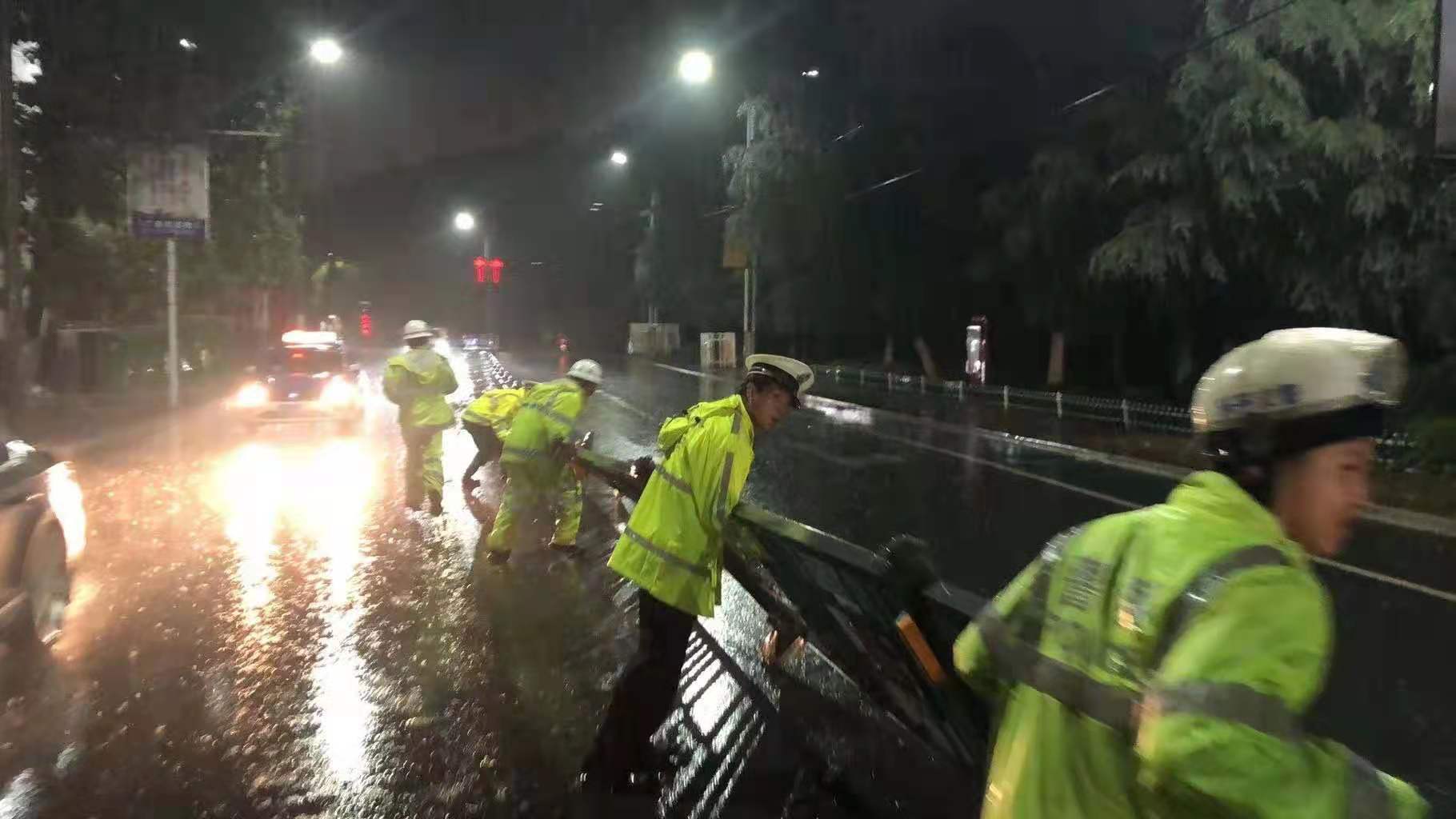 【我为群众办实事】江西景德镇：暴雨天“逆流”而上的瓷都公安