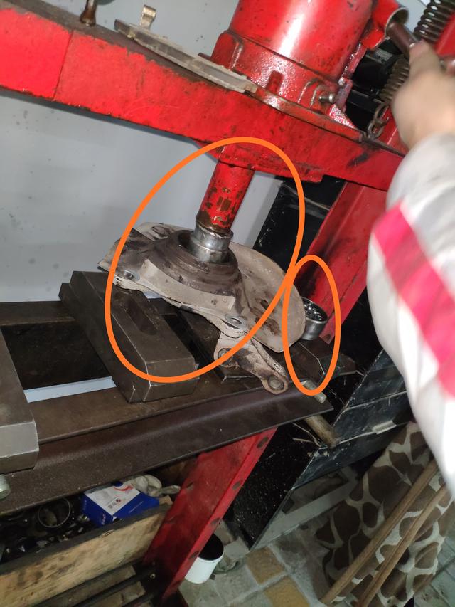 东南v5车前轮异响怎么解决,东南v5菱致底盘异响