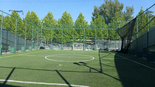 请不要取消笼式足球场！给足球留条活路吧，我们敌不过广场舞大妈