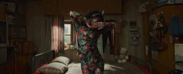 一个低胸性感女王,私底下想活得更严肃和朴素