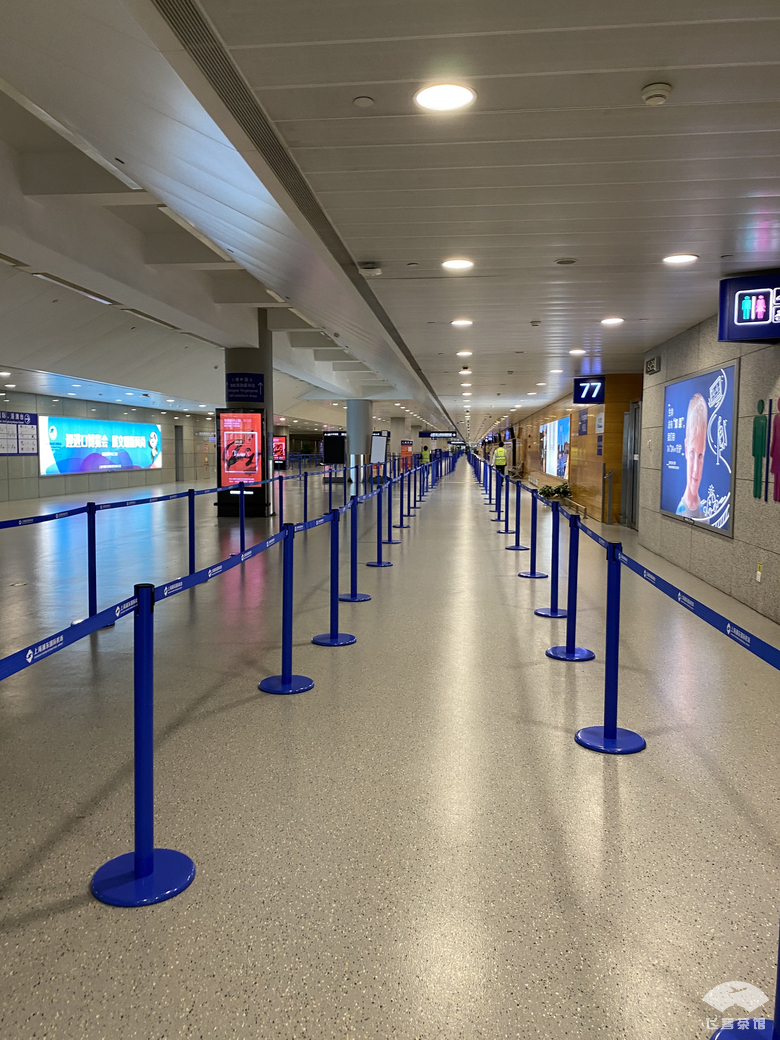 这种专业让人折服!在毫无服务的情况下,空姐仍能准确地姓氏称呼