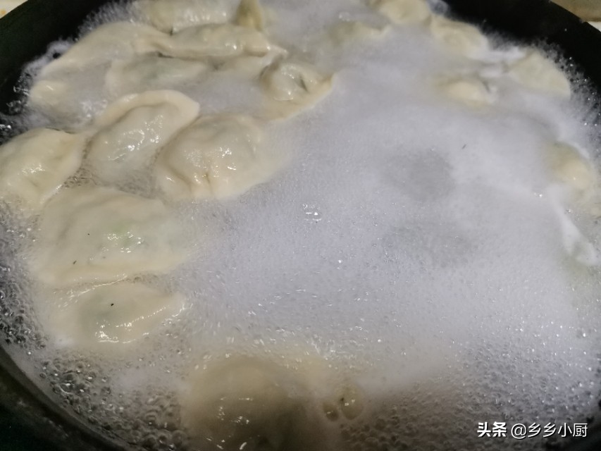 大厨做茴香鸡蛋饺子做法,5块钱的饺子用什么做的