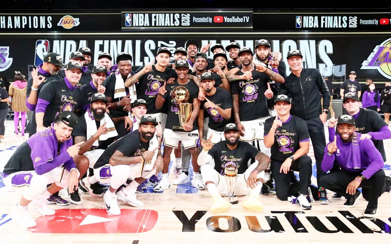 从豪华到岌岌可危不足一个月，冠军中锋拒绝报价或三原因加盟湖人