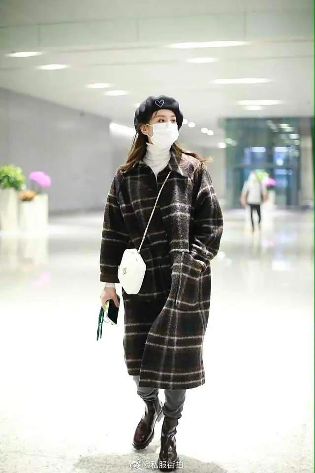 看何穗江疏影的穿搭,江疏影银色垫肩礼服