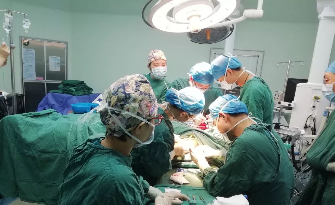 大叔被鱼刺扎伤,大叔被鱼刺伤