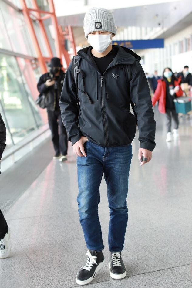 黄轩休闲西装穿搭,黄轩穿背心少年感