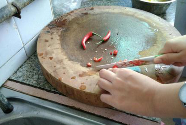 切了辣椒的手揉了眼睛辣怎么办,切了辣椒手很辣用清凉油有用吗