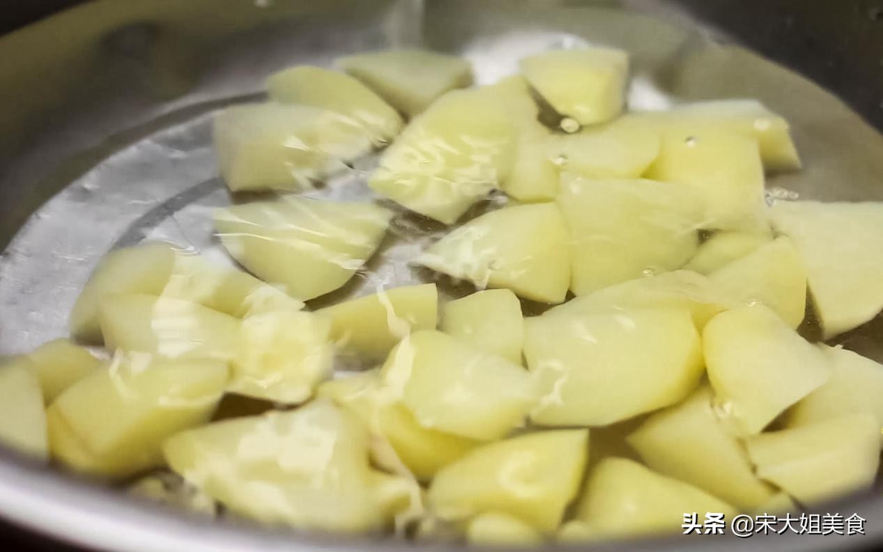 土豆切丝上锅蒸熟再炒怎样做,一个块状土豆如何切成土豆丝