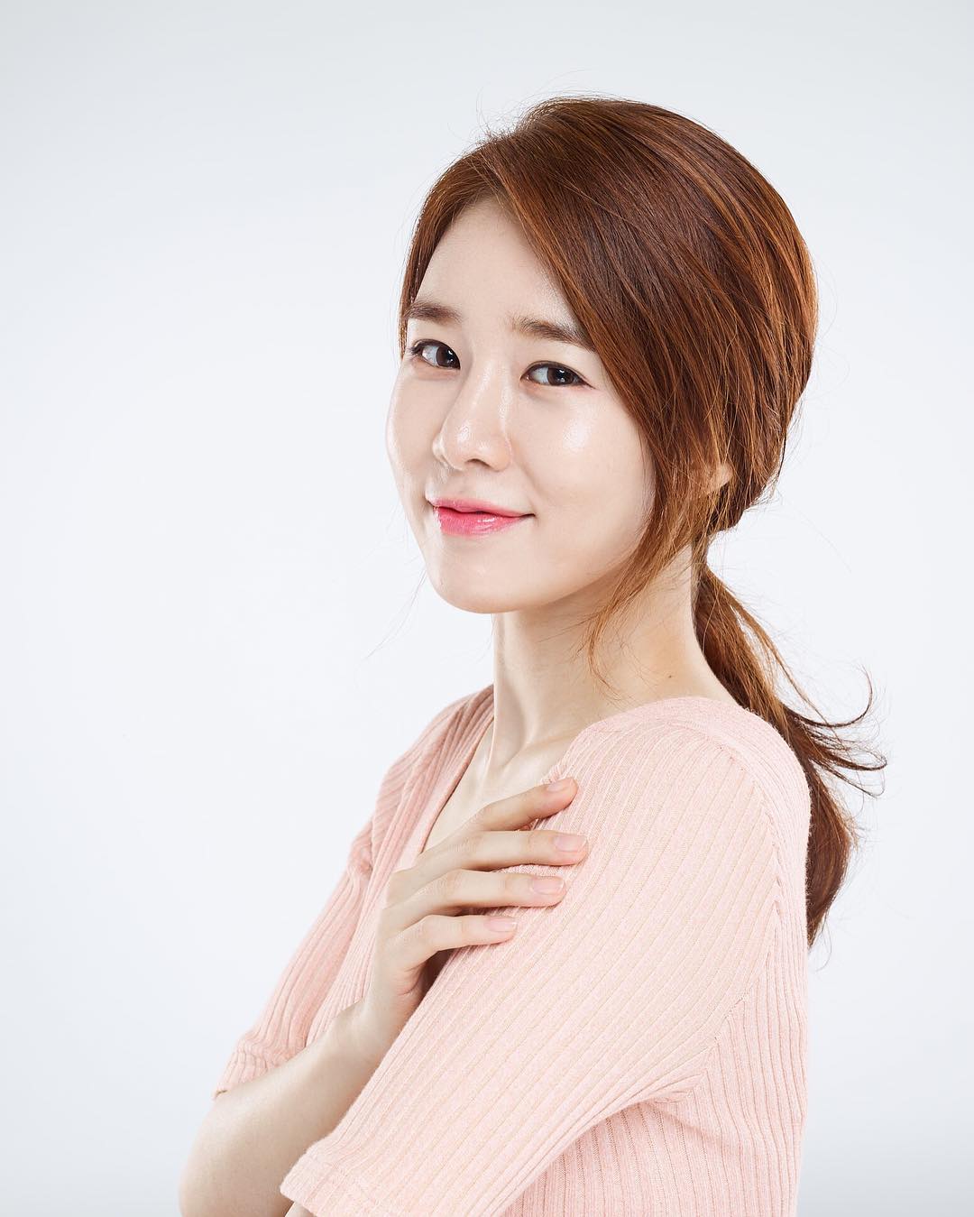 刘仁娜眼影画法视频,刘仁娜触及真心白裙子加针织衫