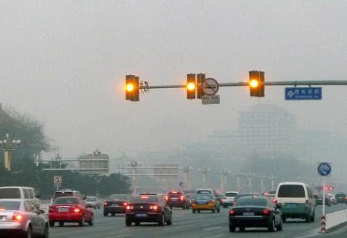 闯黄灯有没有事仔细来看看,一个视频告诉你闯黄灯的后果