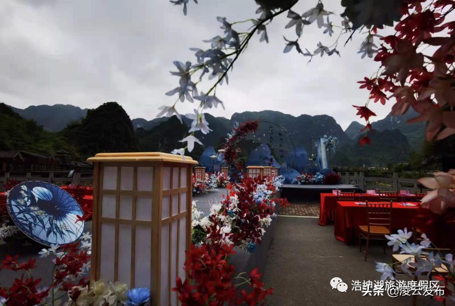 在国家4*级A**景区举行婚礼是一种怎样的体验？浩坤湖景区户外婚礼|让爱回归自然~