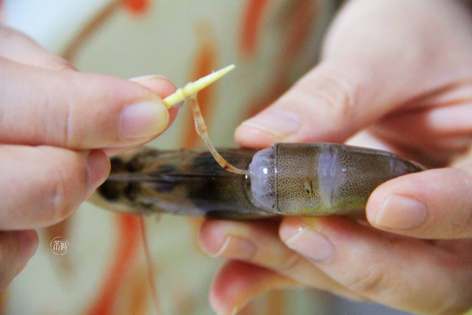 原来剥虾壳这么简单,学会这个诀窍,3秒去掉虾壳,轻松又完整