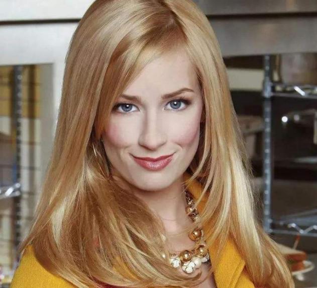 美剧《破产姐妹》：聪明上进的卡洛琳，为什么偏偏会遭万人嫌呢？