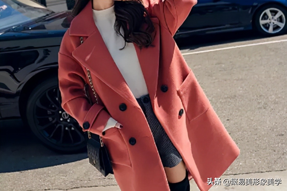 初秋穿什么颜色好看,秋天穿“杏色”太好看了