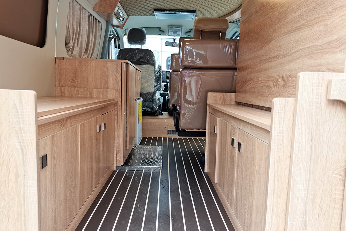 短轴B型还带折叠抽拉式卫生间远足也可冲凉的小胖虎房车