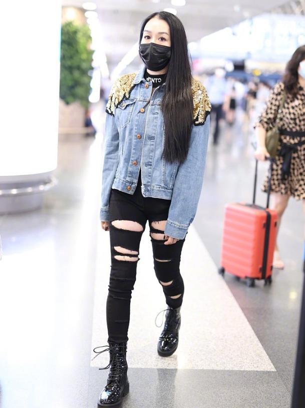 钟丽缇穿吊带外出超自信,钟丽缇穿黑色健美裤