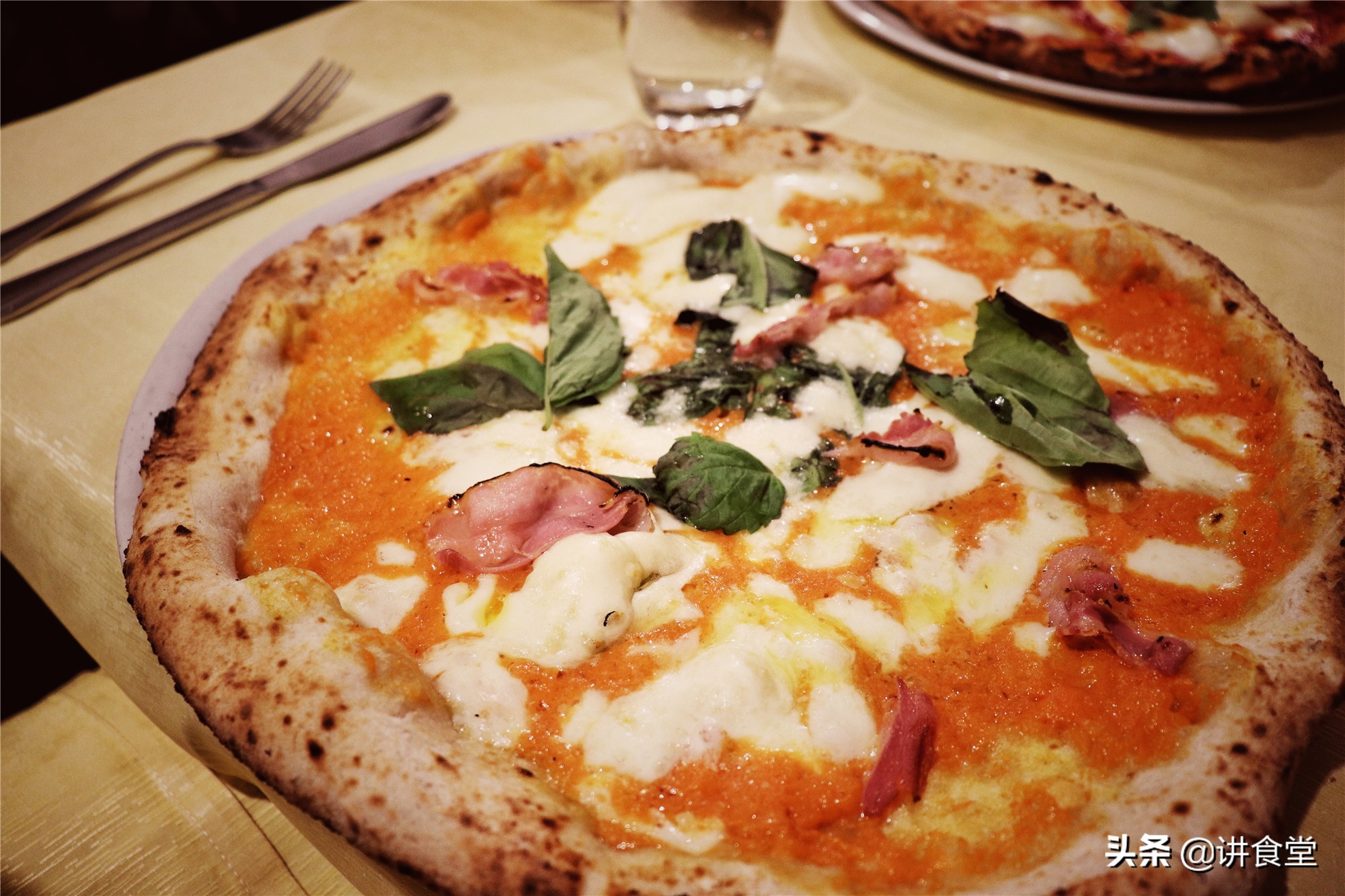 飞跃半个地球,探寻披萨最初的模样,原来可以这么简单这么好吃