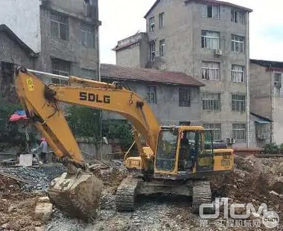 「提车报告」三十而已的他，早就开着临工挖掘机过上了理想人生