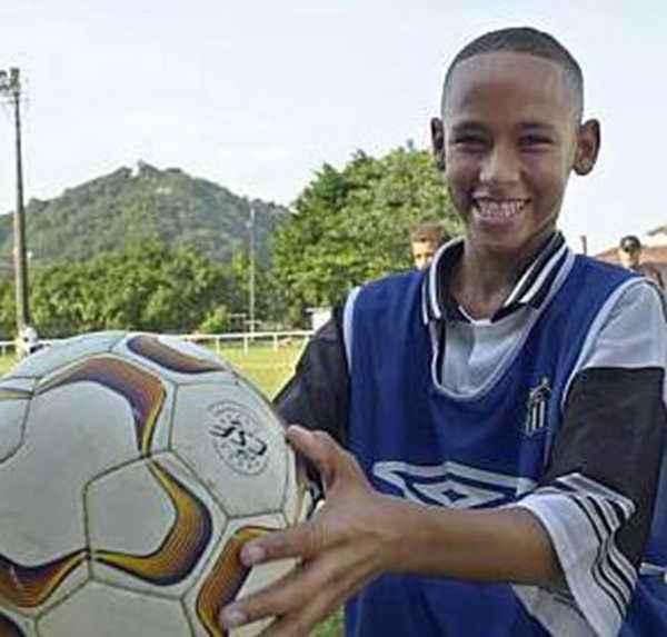 足坛贫民窟走出来的十大球星,世界十大球星出自贫民窟