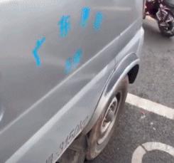 “老婆居然穿这种裤子出门，难怪大家都在看她，太丢脸了！”哈哈