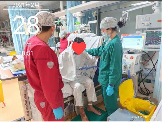 呼吸球囊一次挤压多少,10000次按压挽救婴儿生命