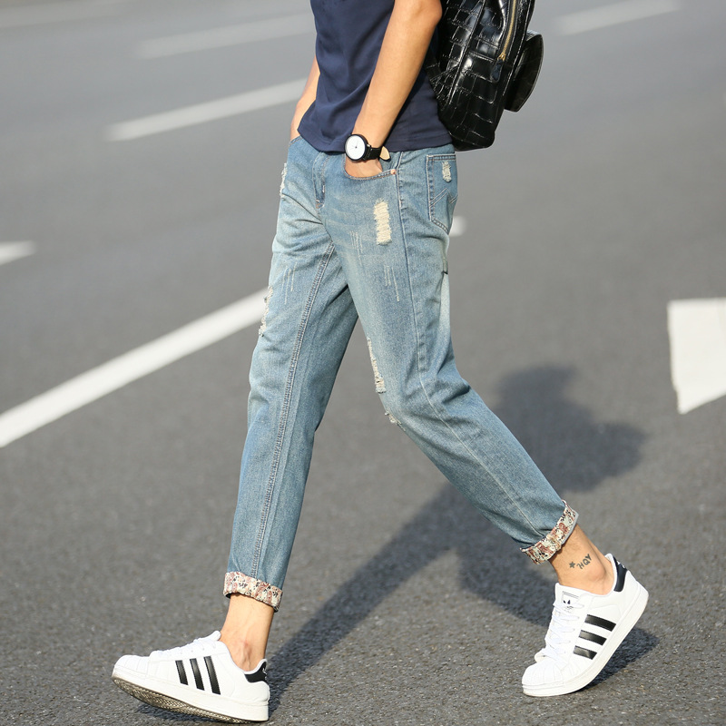 牛仔裤凸显女性年轻气质,夏天牛仔裤怎么搭配高级