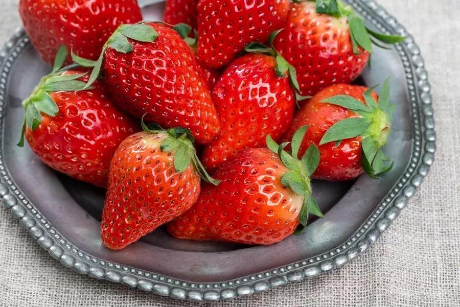 一下子吃了很多草莓,一下子吃了300g草莓