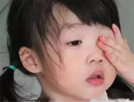宝宝总爱玩手机，小小年纪散光+远视？家长必须要引起重视了
