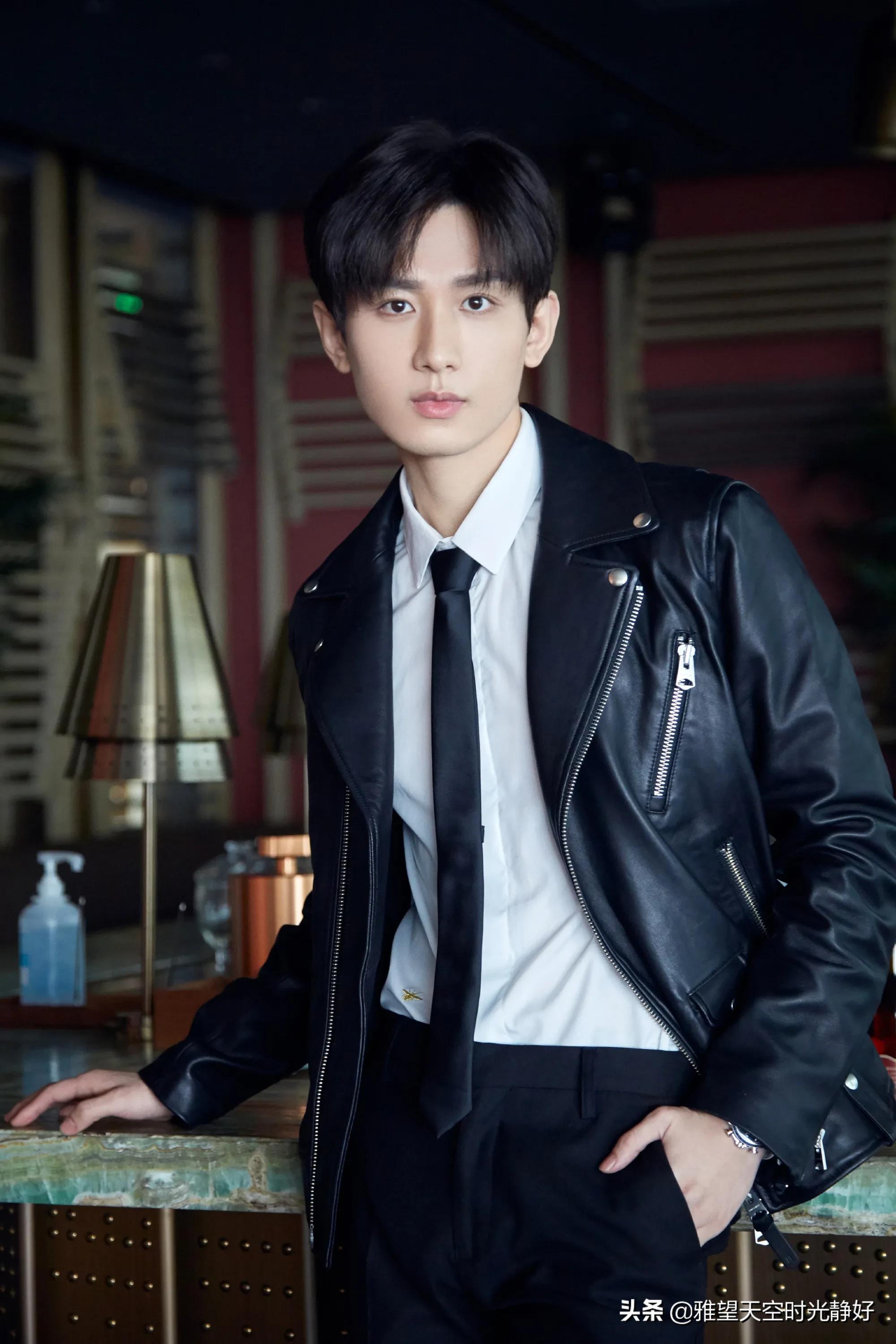 男明星西装穿搭夏季帅气,男士明星皮衣西服外套搭配