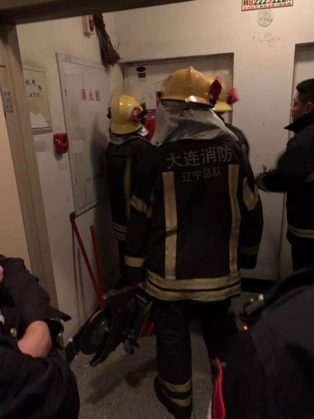 男孩夜晚听到呼救声,睡觉听到床底下有敲床板的声音