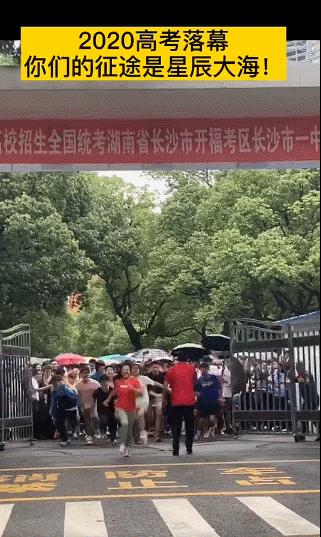 开心到劈叉什么梗,开心到劈叉出处