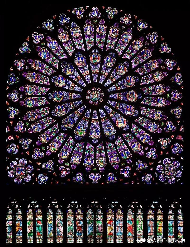 巴黎圣母院发生火灾塔尖倒塌,巴黎圣母院大火塔尖崩塌瞬间