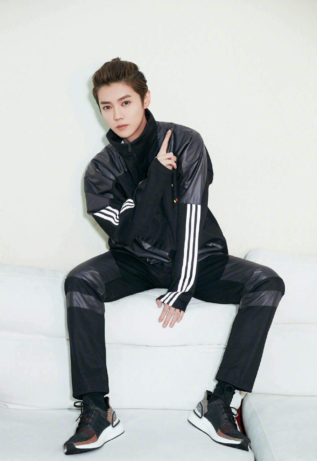 鹿晗黑色装,鹿晗白色套装满满的少年感