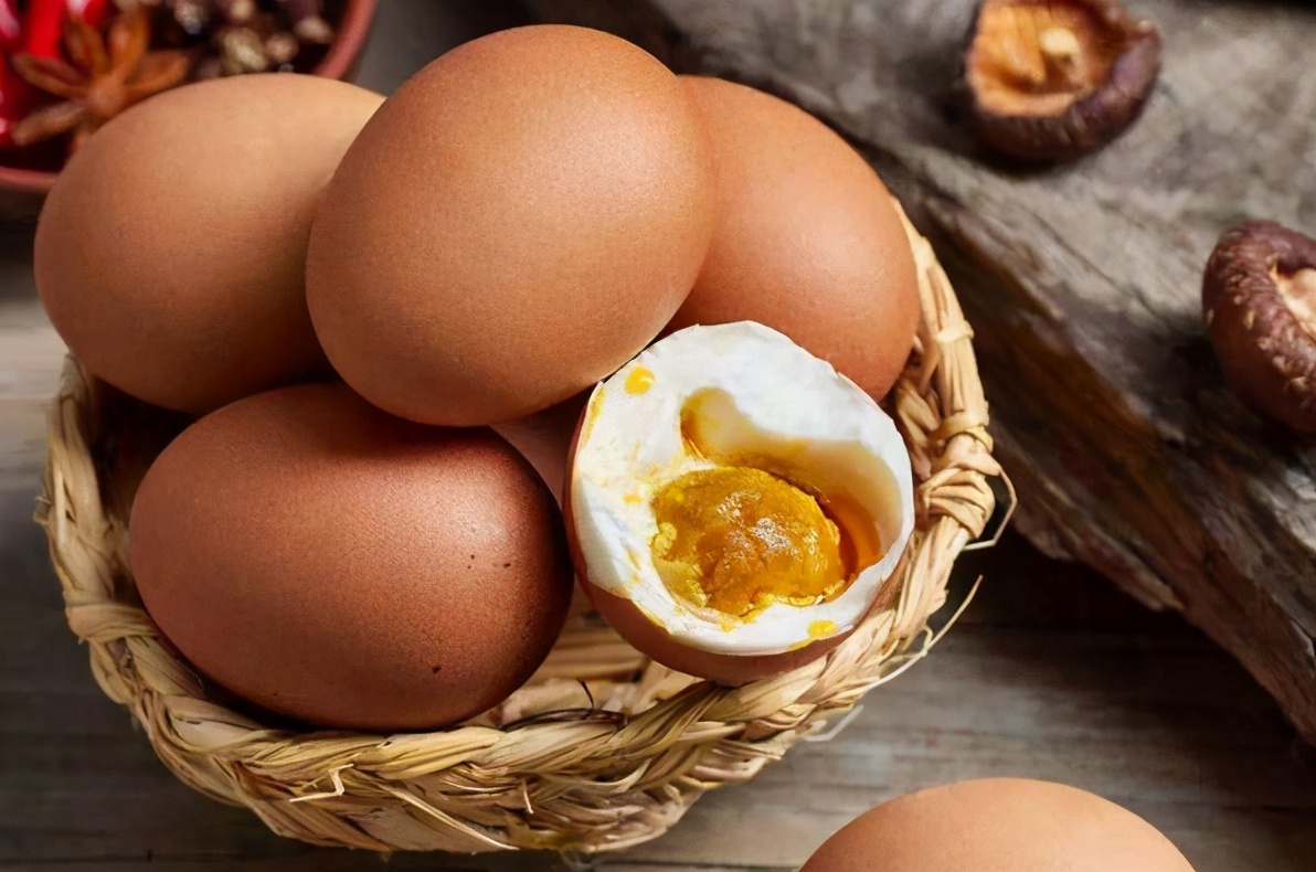 腌咸鸡蛋不要出油的做法,腌鸡蛋只放盐的做法