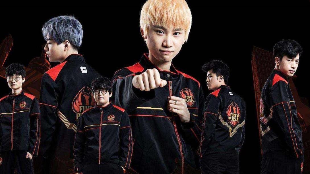 国足被官方打马赛克？FPX被体坛拿来当封面，小凤凰全队上报纸