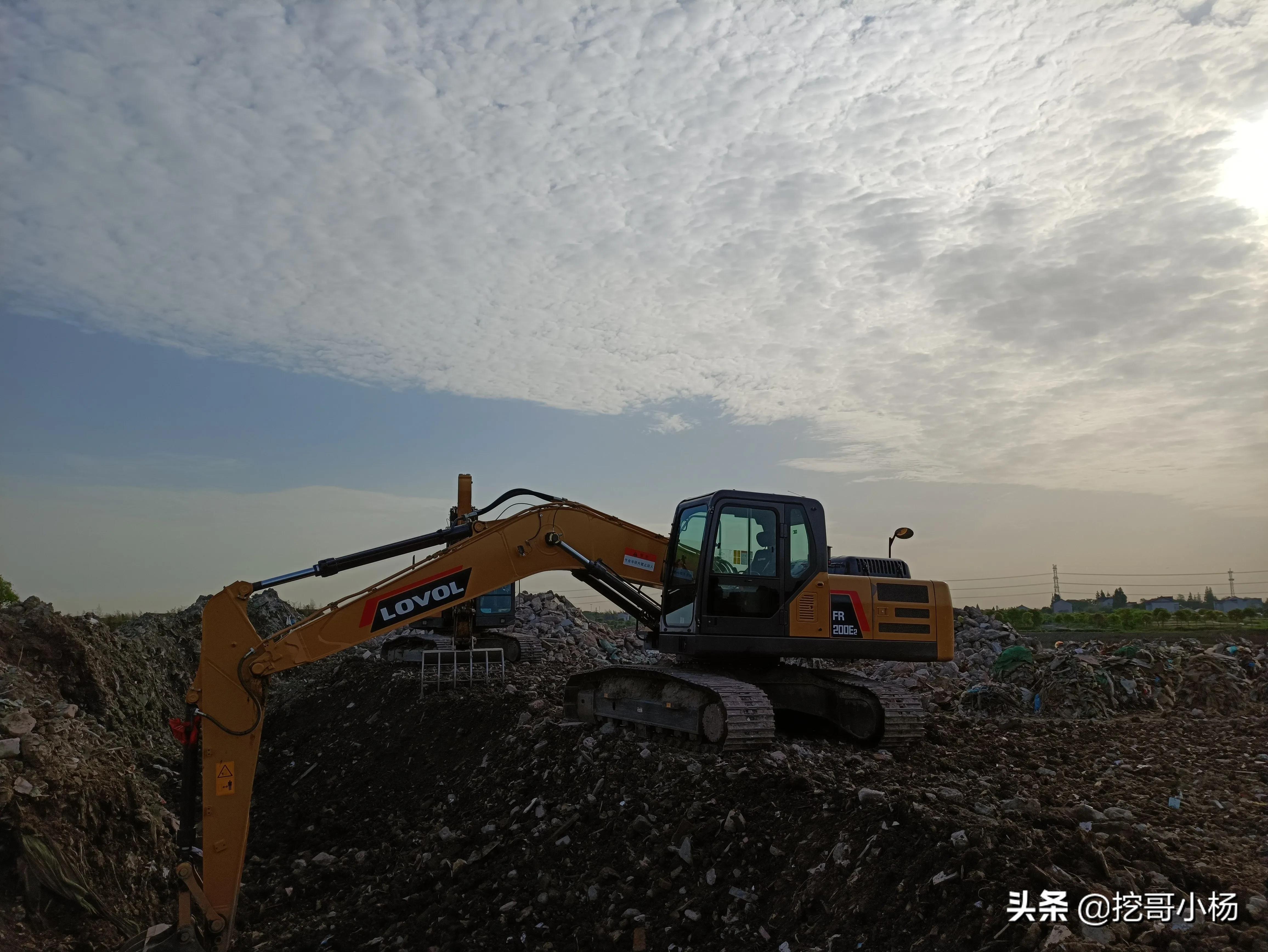 开挖机赚钱多但真的好吗,开挖机算不算高收入