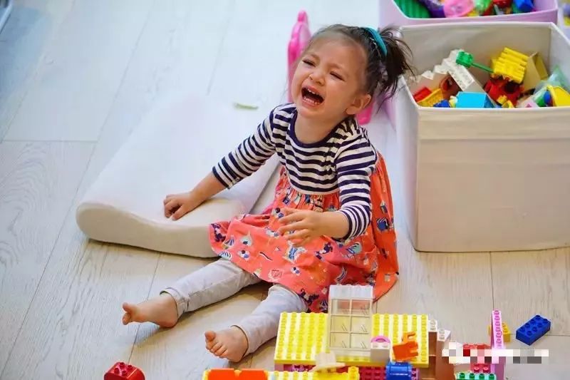 当孩子哭闹撒泼打滚时,如何应对孩子撒泼打滚哭闹不止
