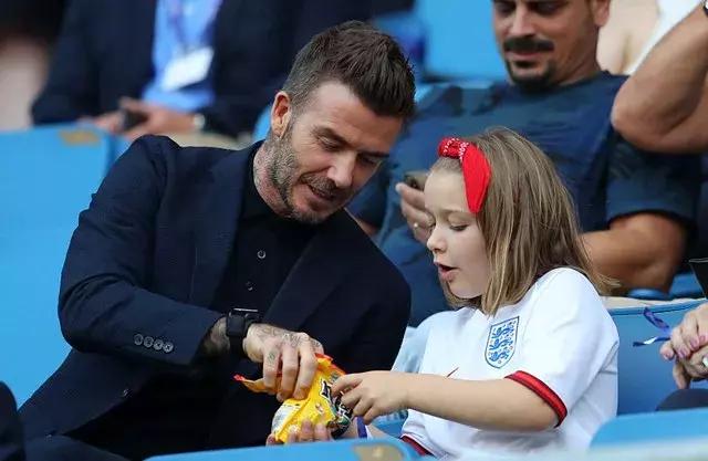 贝克汉姆小七亲嘴,贝克汉姆亲吻小七引争议你怎么看