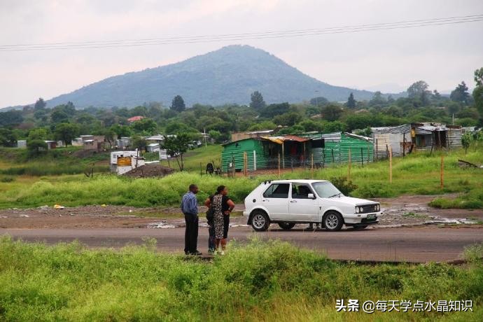 水晶原矿从哪里来？谁加工出来的？哪些人在销售？