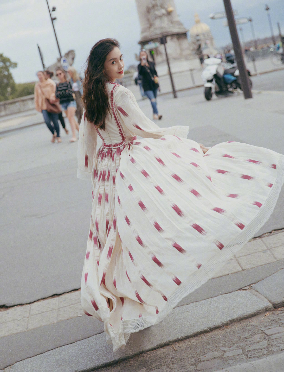 杨颖巴黎时装周红裙,杨颖巴黎时装周最新