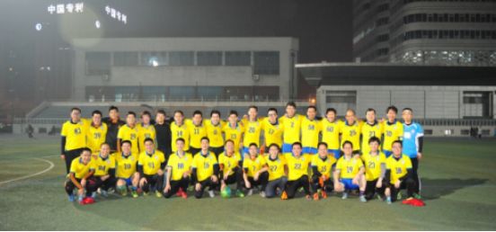 回首过去我们风雨同舟,足球我们依然坚守